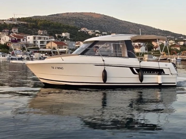 Verhuur Motorboot Jeanneau met vaarbewijs