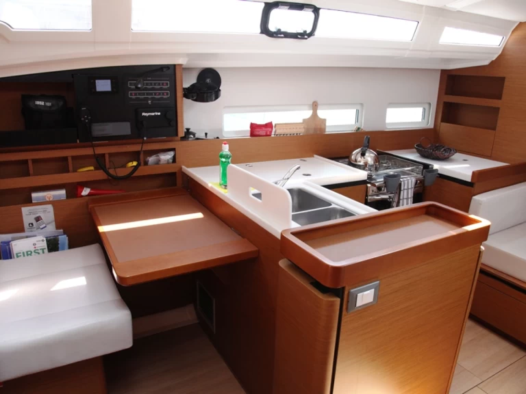Bootverhuur Jeanneau Sun Odyssey 410 in Benítses via SamBoat