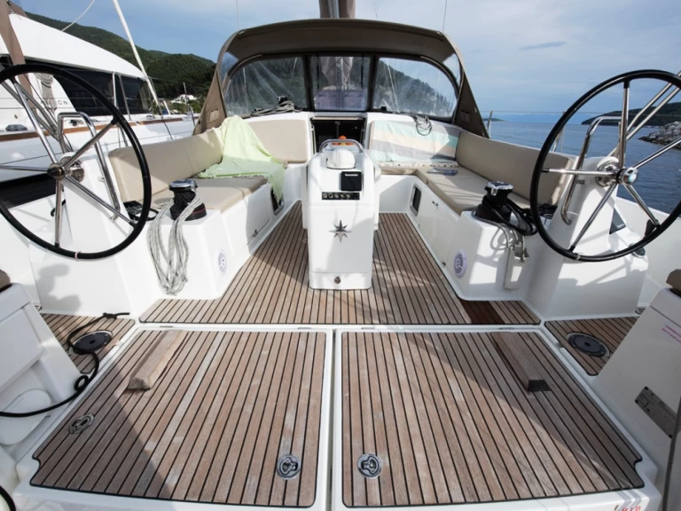 Huur een Jeanneau Sun Odyssey 490 in Neo Klima