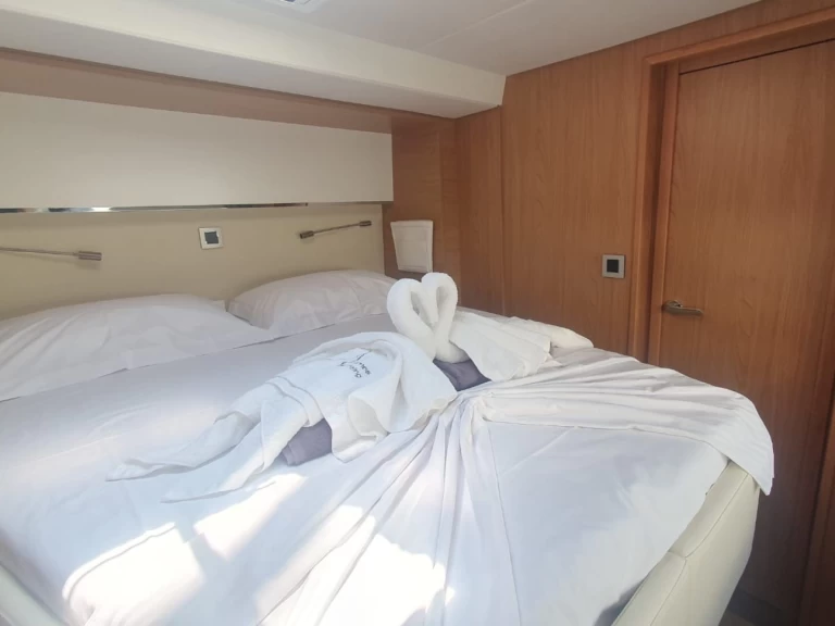 Catamaran te huur in Lávrio voor de beste prijs