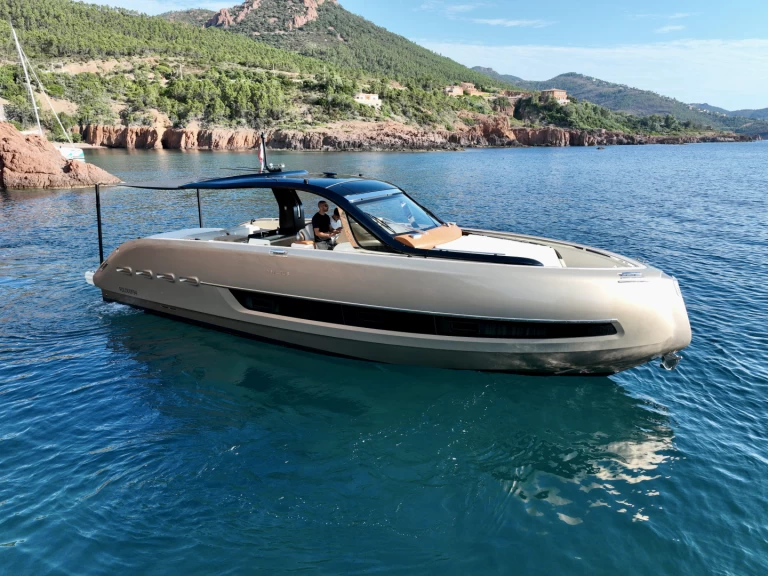 Verhuur Motorboot Invictus  met vaarbewijs