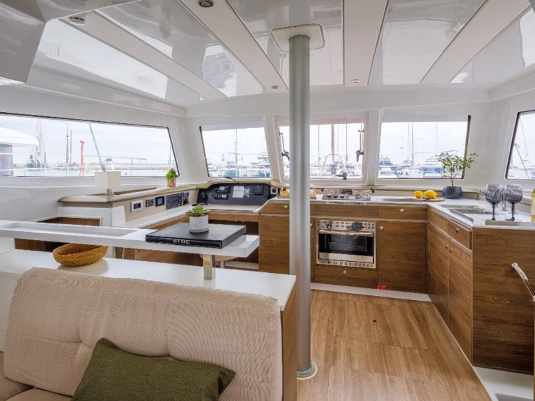 Catamaran te huur in Néa Péramos voor de beste prijs