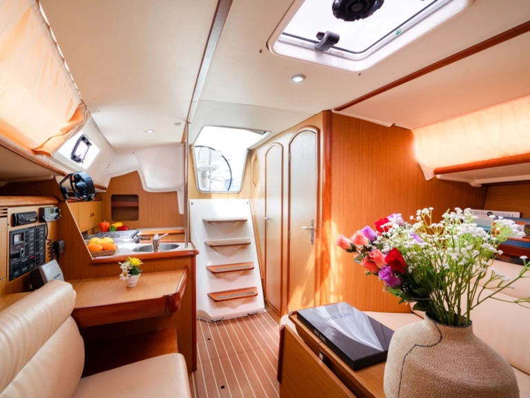 Huur een Jeanneau Sun Odyssey 32i in Lávrio