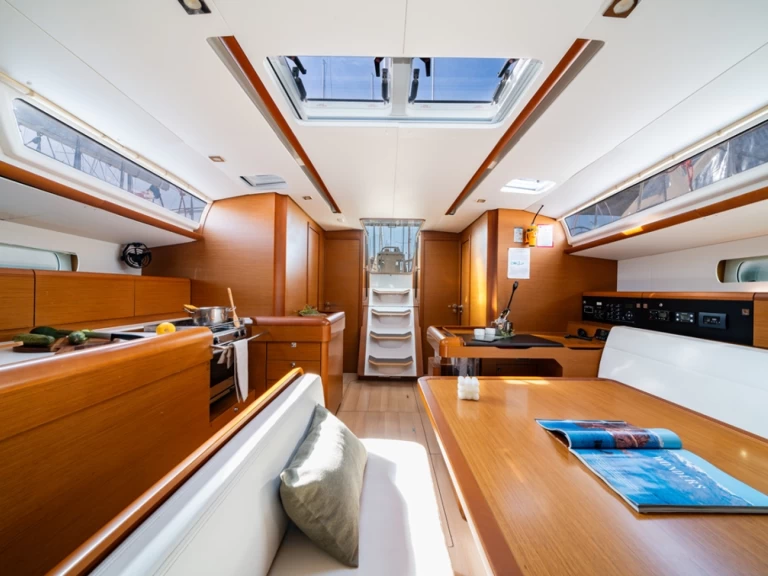 Huur een Jeanneau Sun Odyssey 519 in Néa Péramos