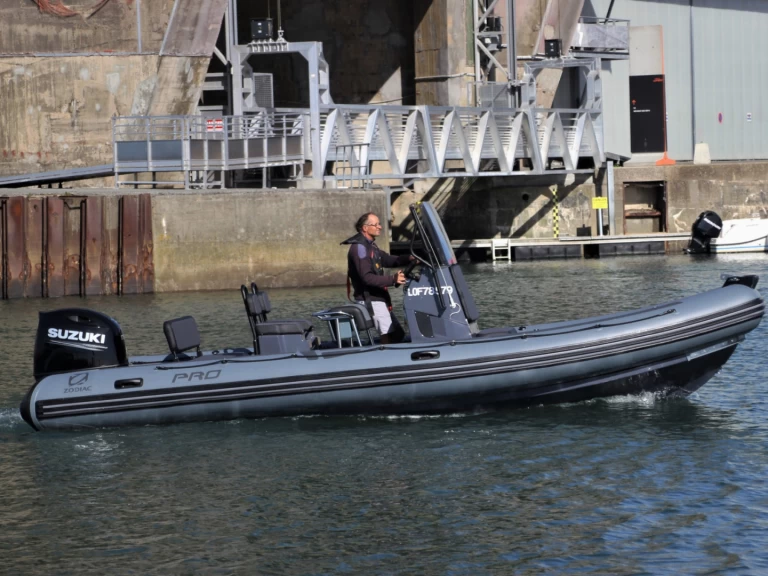 Zodiac Pro 7 te huur van particulier of professional in Port-Louis