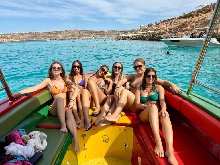 Huur een Coronet motoring in Ċirkewwa