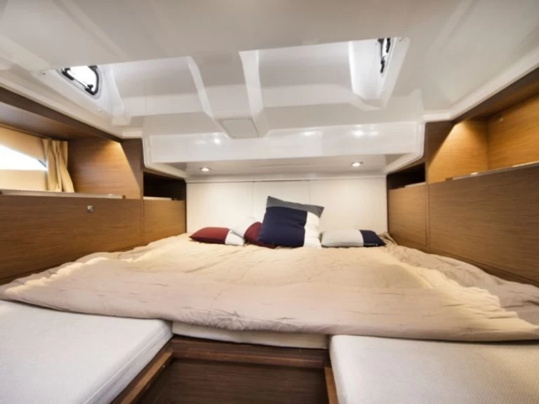 Jachthuur in Hyères - Jeanneau CAP CAMARAT 10.5 CC Série 3 via SamBoat