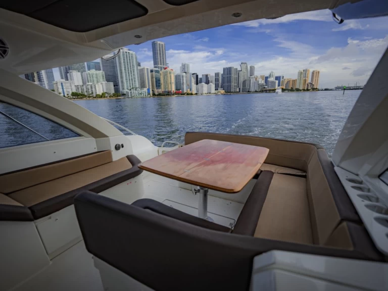 Bootverhuur Bénéteau Gran Turismo 38 in Rickenbacker Marina via SamBoat