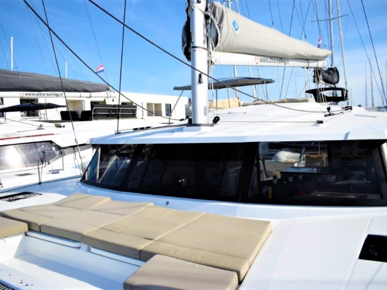 Fountaine Pajot Astrea 42 te huur van particulier of professional in Pomer