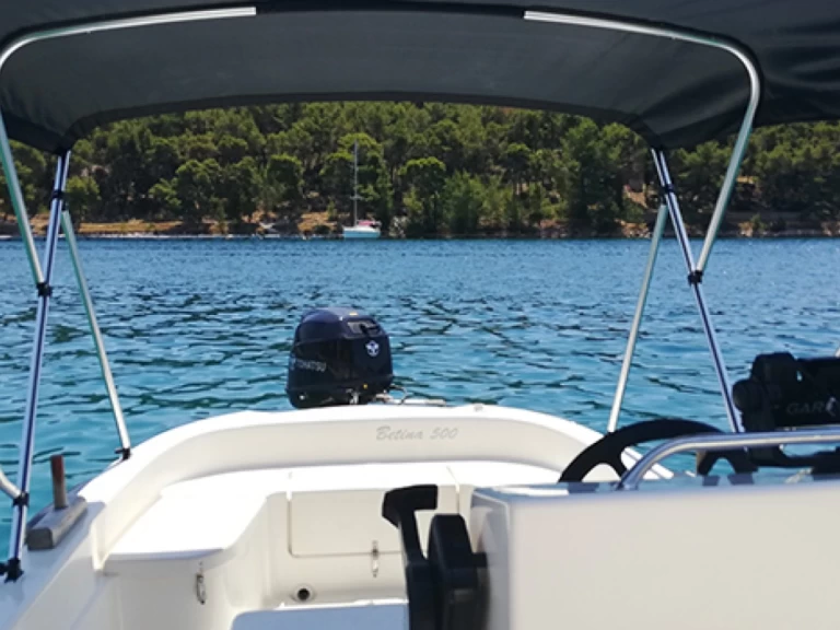 Motorboot te huur in Milna voor de beste prijs