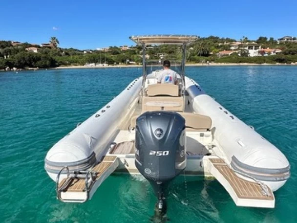 Huur een  Capelli 900 Sun 250 HP in Poltu Quatu