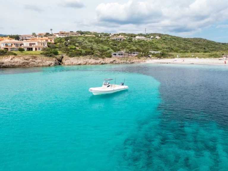 Huur een  Capelli 900 Open 300 HP in Poltu Quatu