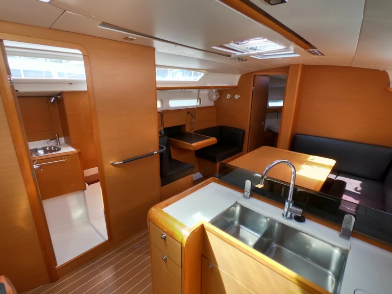 Huur een Jeanneau Sun Odyssey 409 in Olbia