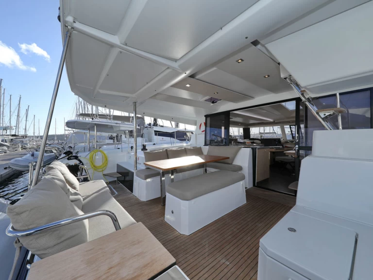 Fountaine Pajot Astrea 42 te huur van particulier of professional in Pomer