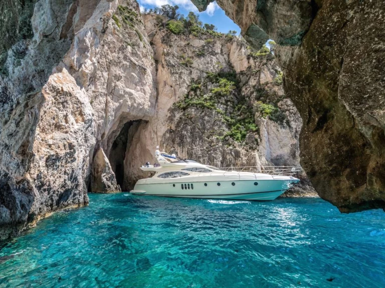 Bootverhuur Piraeus Port goedkoop Azimut 68