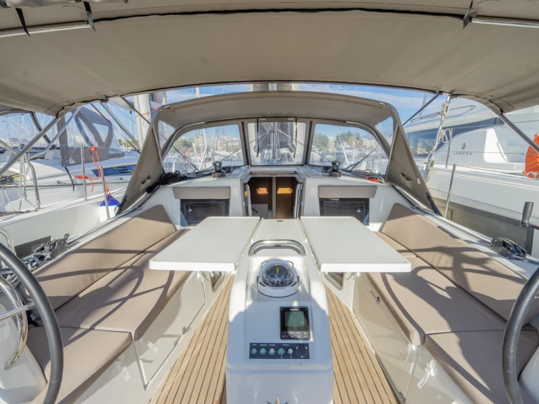 Huur een Jeanneau Sun Odyssey 410 in Néa Péramos