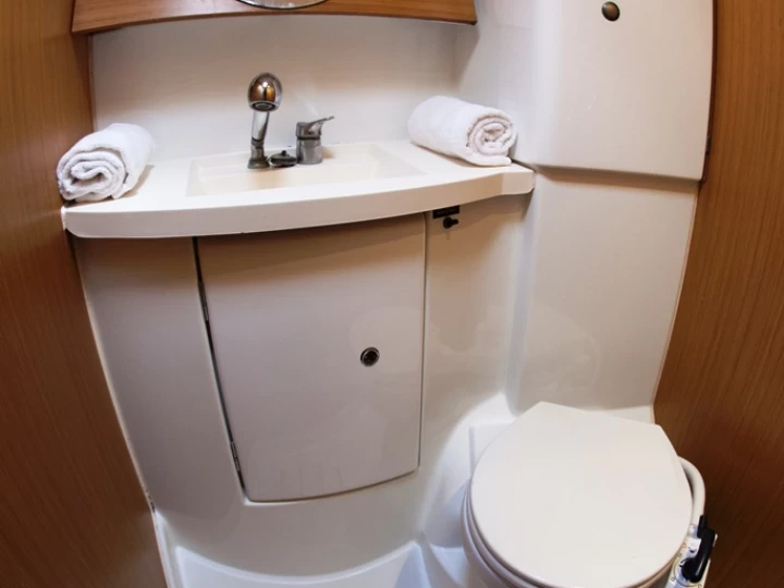 Jeanneau Sun Odyssey 42i te huur van particulier of professional in Neo Klima