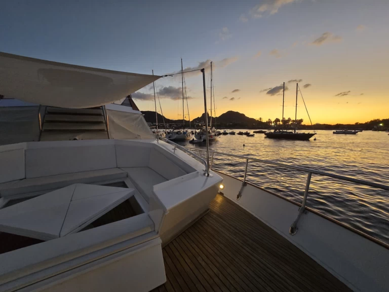 Huur een Cantieri Di Pisa Akhir 20 in Catania