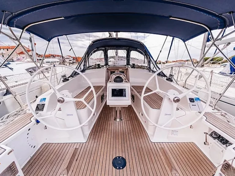 Verhuur Zeilboot in Betina - Bavaria Cruiser 37