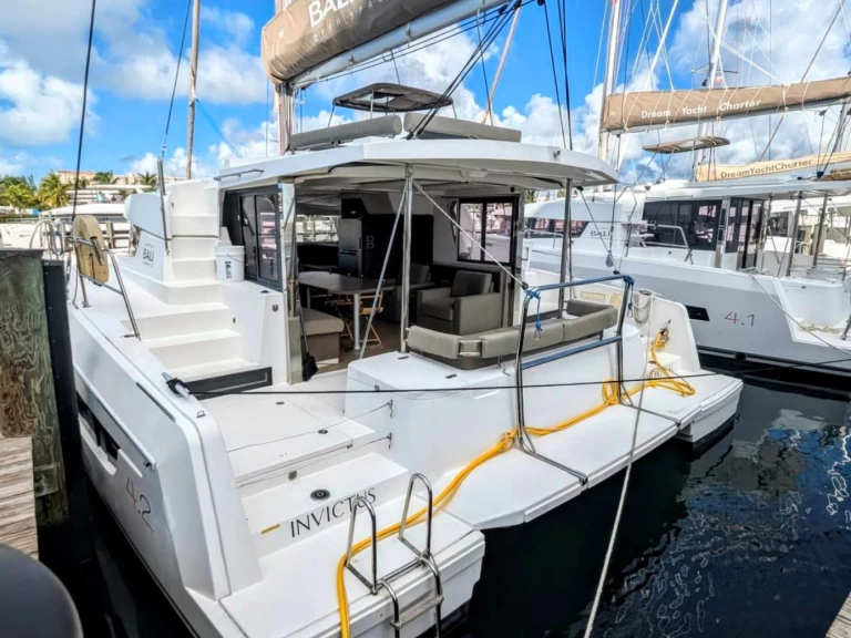 Huur een Bali Bali 4.2 in Nassau