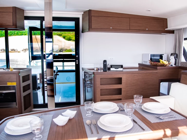 Verhuur Catamaran in Naxos Port - Lagoon Lagoon 42