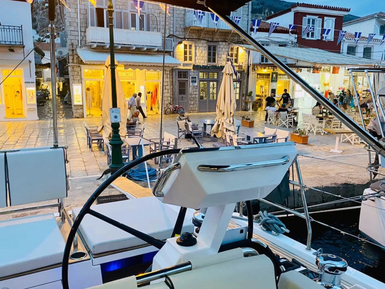 Bootverhuur Bénéteau Oceanis Yacht 62 in Álimos via SamBoat