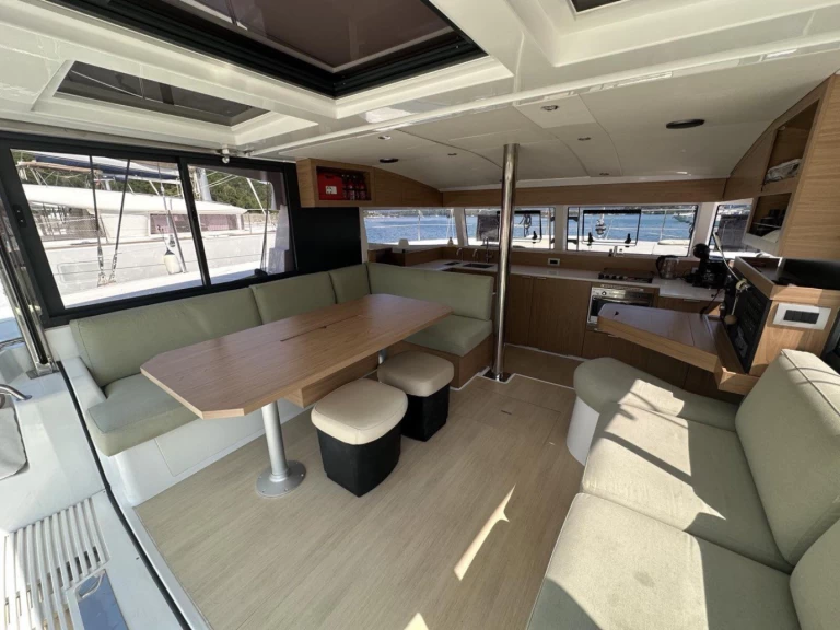 Catamaran te huur in Ðuraševići voor de beste prijs