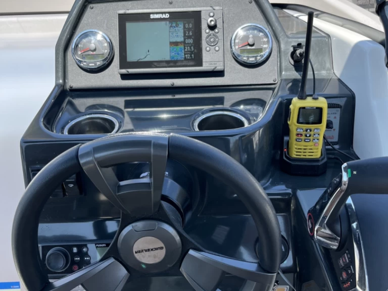 Huur een Quicksilver Activ 675 Open in Arzon