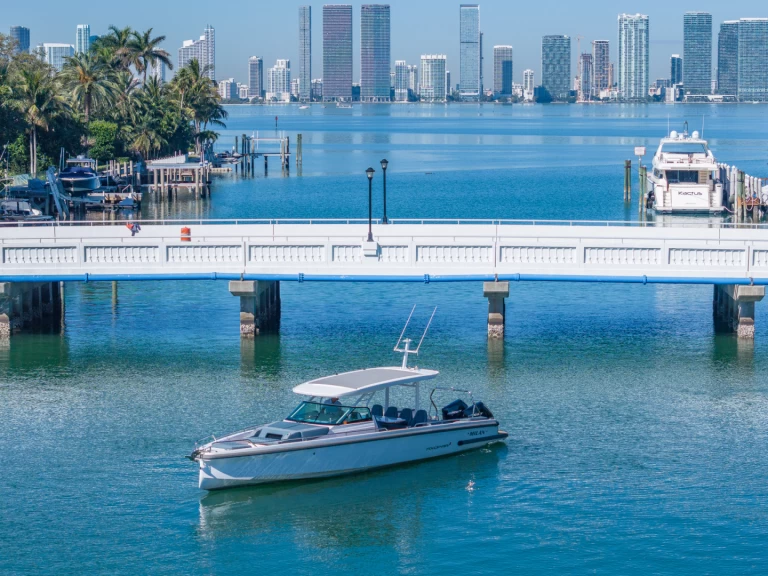 Verhuur Motorboot in Miami - Axopar 38 Sun-Top
