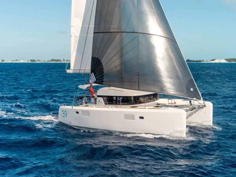 Catamaran te huur in Port Vauban voor de beste prijs