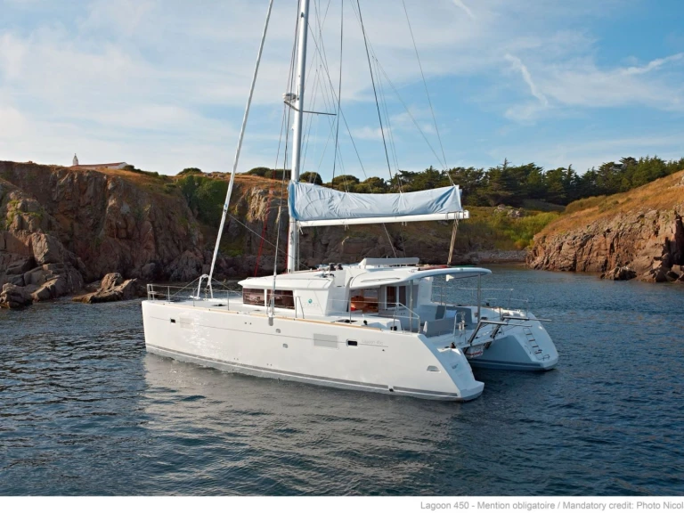 Catamaran te huur in Toúrlos voor de beste prijs