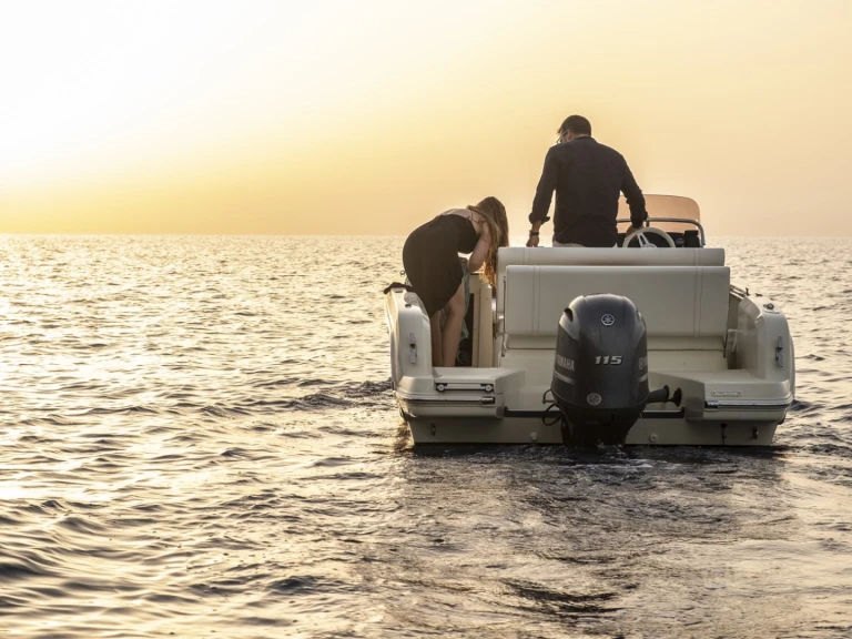 Huur een Invictus  200SX in Fornells