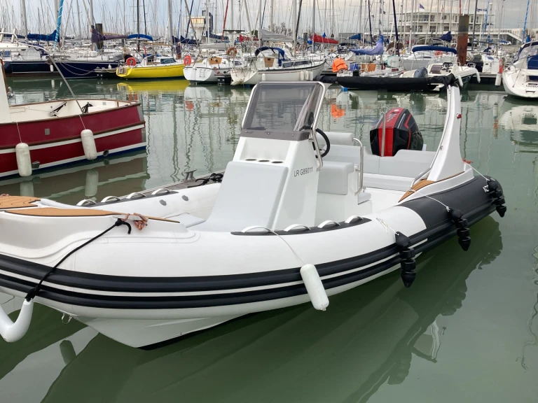 Huur een Adrieti Super Luc 660 in La Rochelle