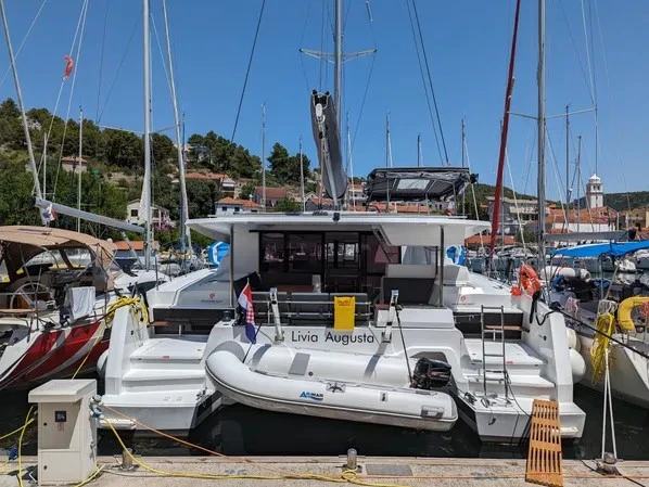 Huur een Fountaine Pajot Astrea 42 in Primošten