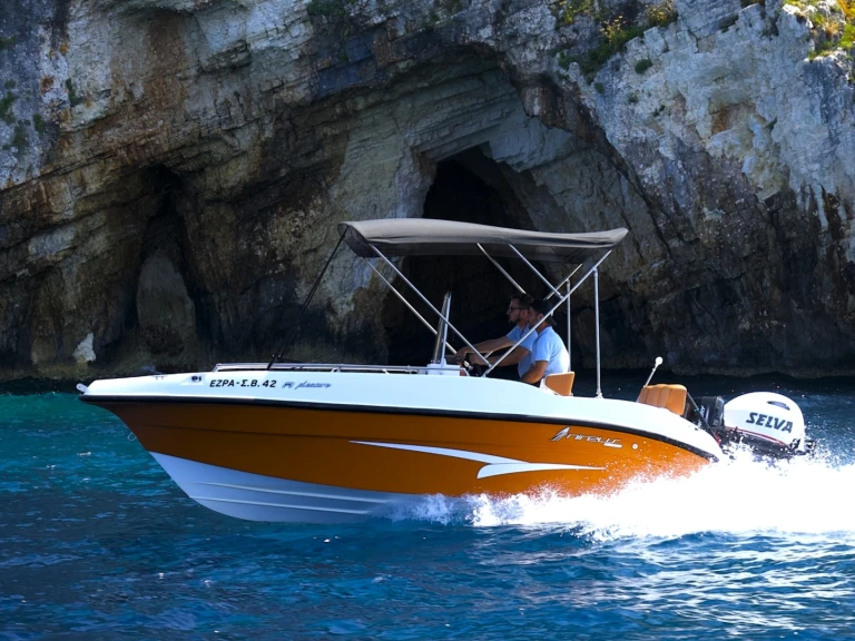 Bootverhuur Nireus Ω53 in Psaroú via SamBoat