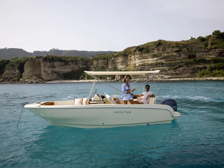 Huur een Invictus  200SX in Fornells