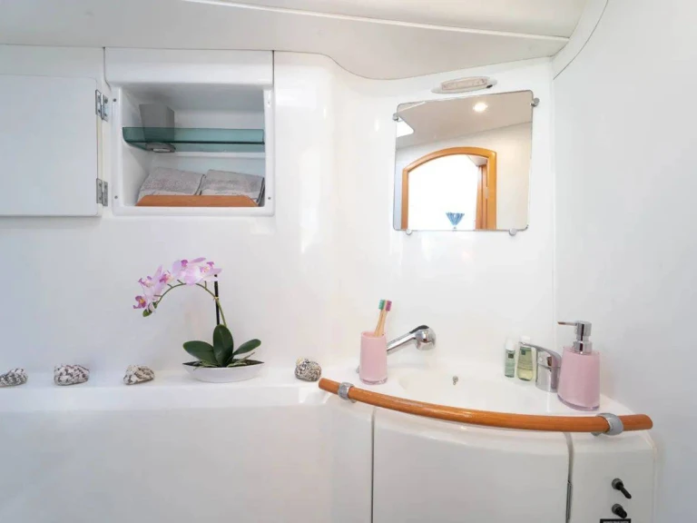 Bootverhuur Lagoon Lagoon 380 in Cannes via SamBoat