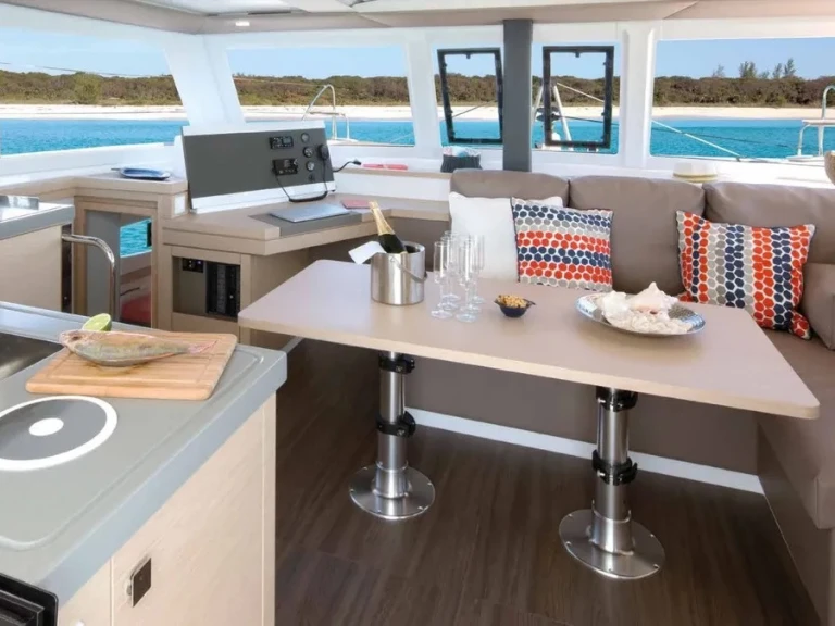 Verhuur Catamaran in Cogolin - Fountaine Pajot Lucia 40 (3cab)