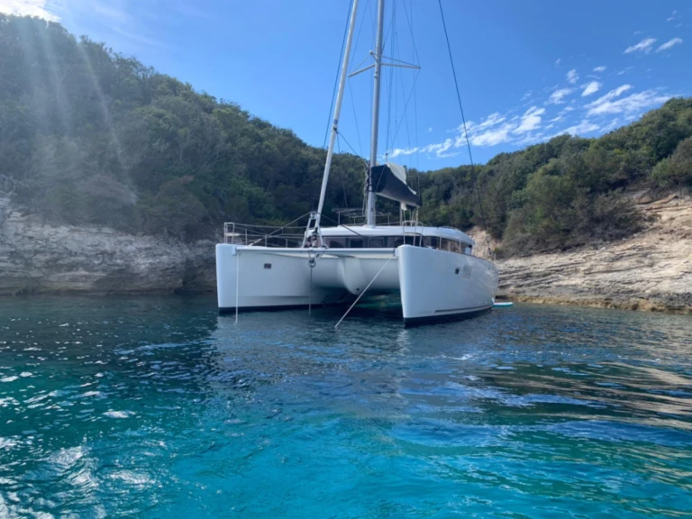 Bootverhuur Lagoon Lagoon 450 in Figari via SamBoat