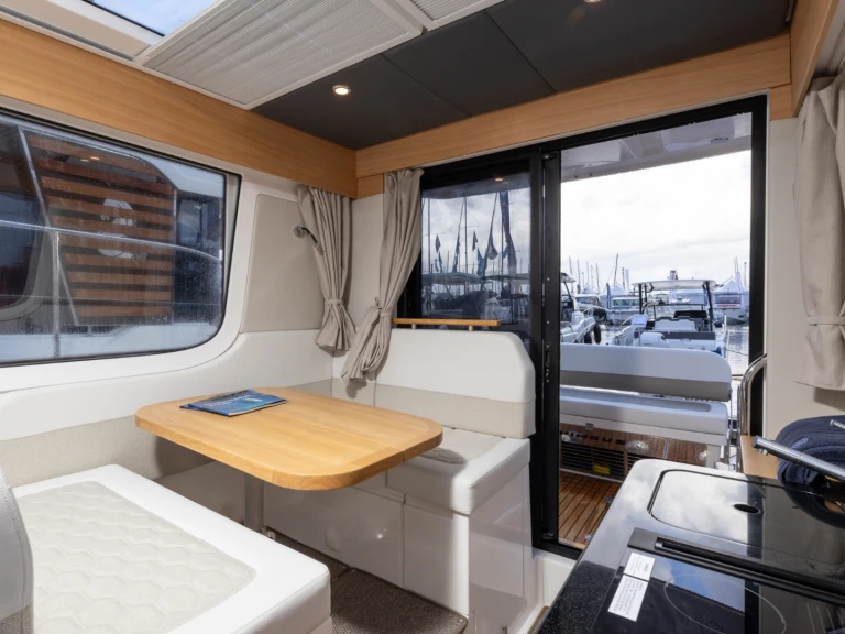 Huur een Nimbus Nimbus Commuter C11 in Split