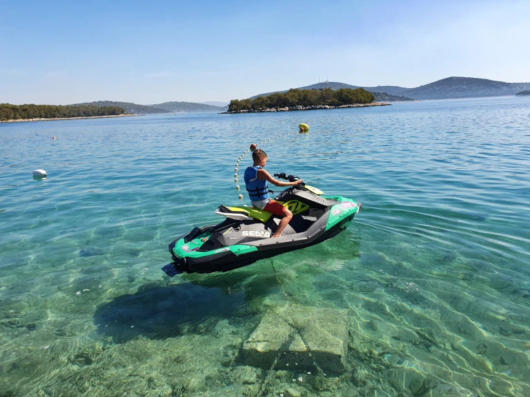 Bootverhuur Jezera goedkoop Spark