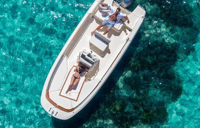 Verhuur Motorboot Invictus  met vaarbewijs