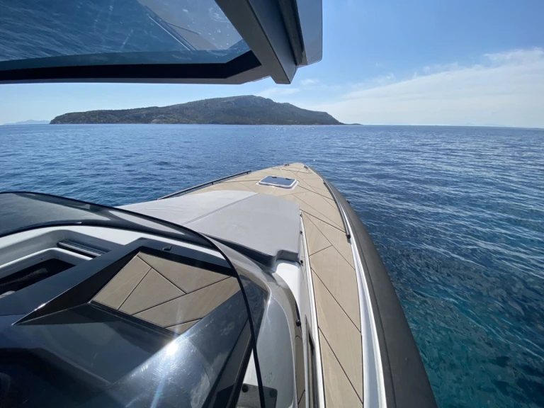 RIB te huur in Chárakas voor de beste prijs