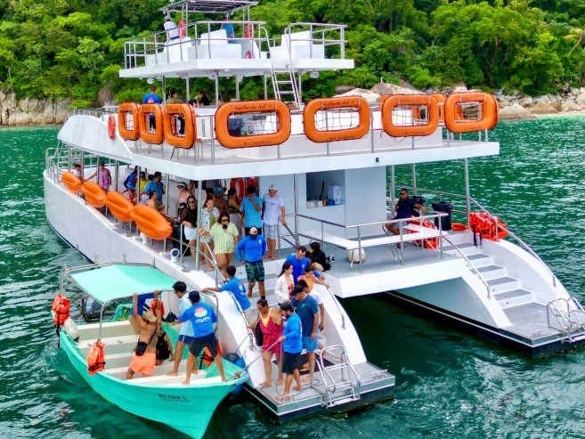 Bootverhuur Custom Made Mega Catamaran 100-30 FT in Puerto Vallarta via SamBoat