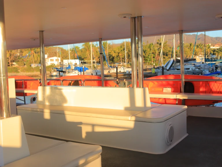 Custom Made Mega Catamaran 100-30 FT te huur van particulier of professional in Puerto Vallarta