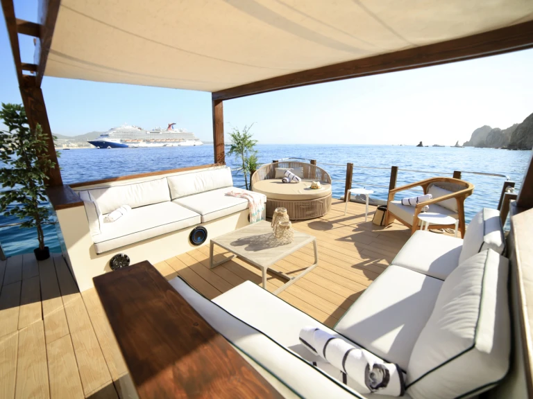 Verhuur Motorboot Custom Made met vaarbewijs