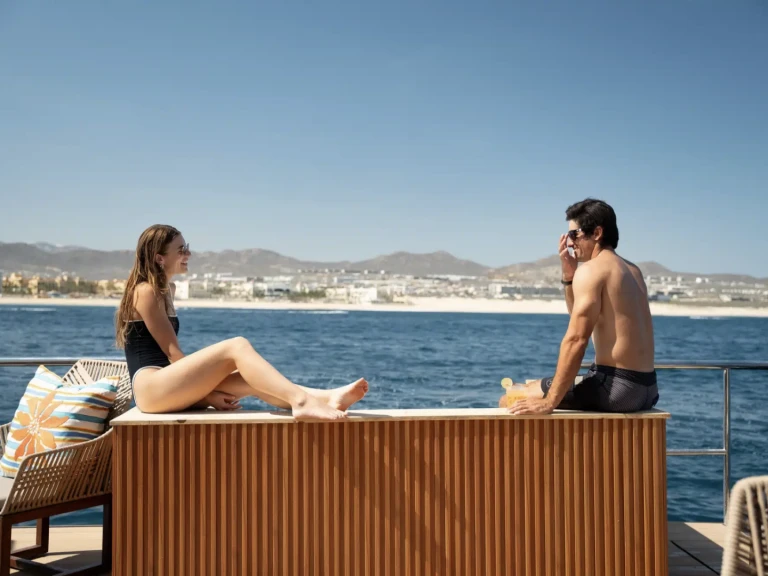 Verhuur Motorboot Custom Made met vaarbewijs