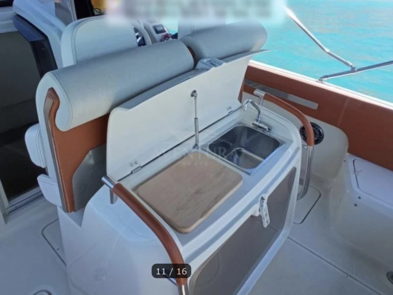 Verhuur Motorboot Invictus  met vaarbewijs