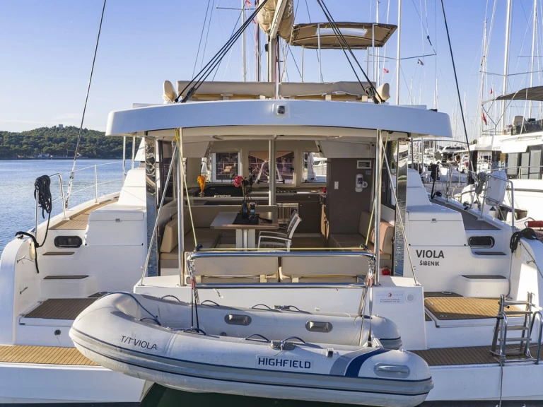 Catamaran te huur in Šibenik voor de beste prijs