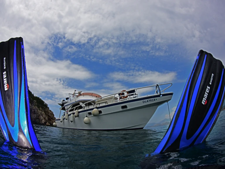 Verhuur Motorboot Custom Made met vaarbewijs